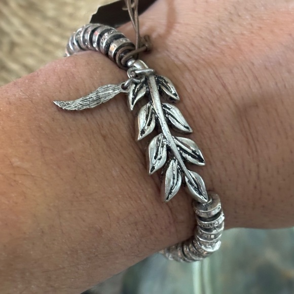 Rain Boutique silver tone leaf stem, feather & bead stretch bracelet - Picture 2 of 6
